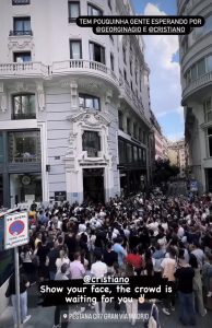 بەردەم ئەو هۆتێلەی کە کریستیانۆی تێدایە لە مەدرید